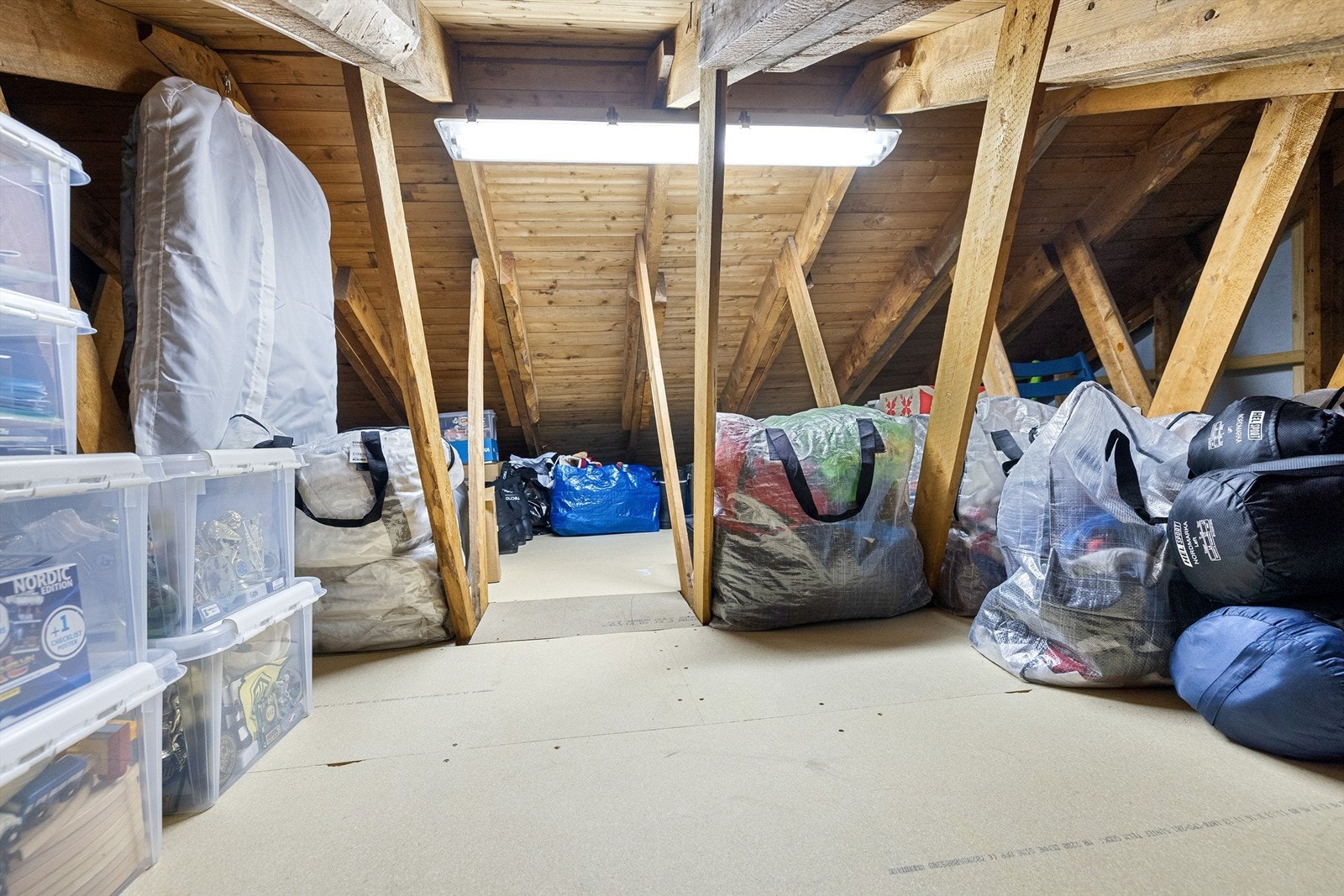 Det finnes råloft med god lagringsplass over rekkehuset. Enheten har pr i dag ikke luke opp hit, men det antas at dette kan lages (bildet er lånt fra ett annet objekt) Galleribilde