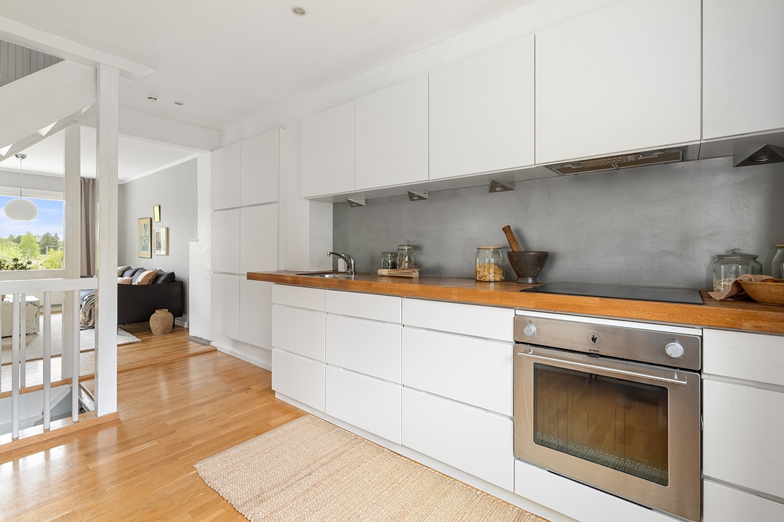 Det er montert downlights i himling som gir godt arbeidslys Galleribilde