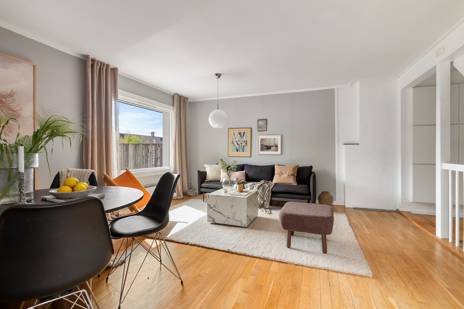 Veggflatene er malt i en lys og lun tone og på gulvet er det klassisk eikeparkett Galleribilde