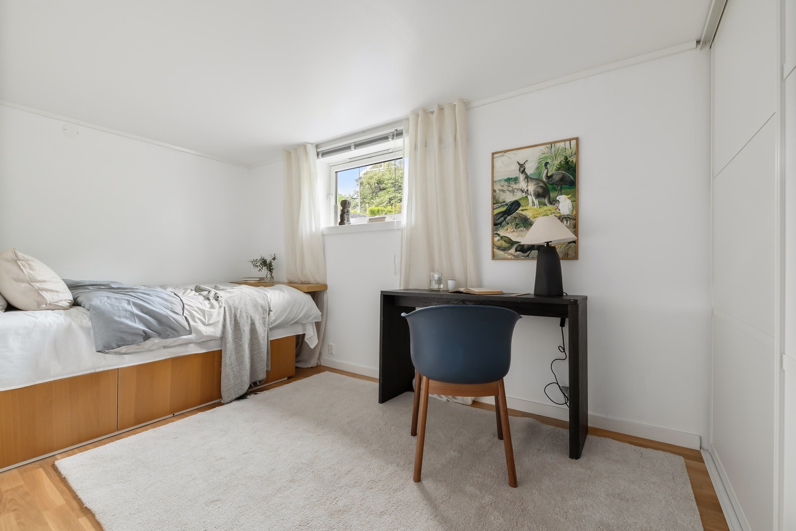 Rom som benyttes som soverom i kjeller er ikke søkt bruksendret, og er således ikke godkjent til varig opphold selv om vinduets størrelse (90x60 cm) tilfredsstiller krav til rømming. Galleribilde