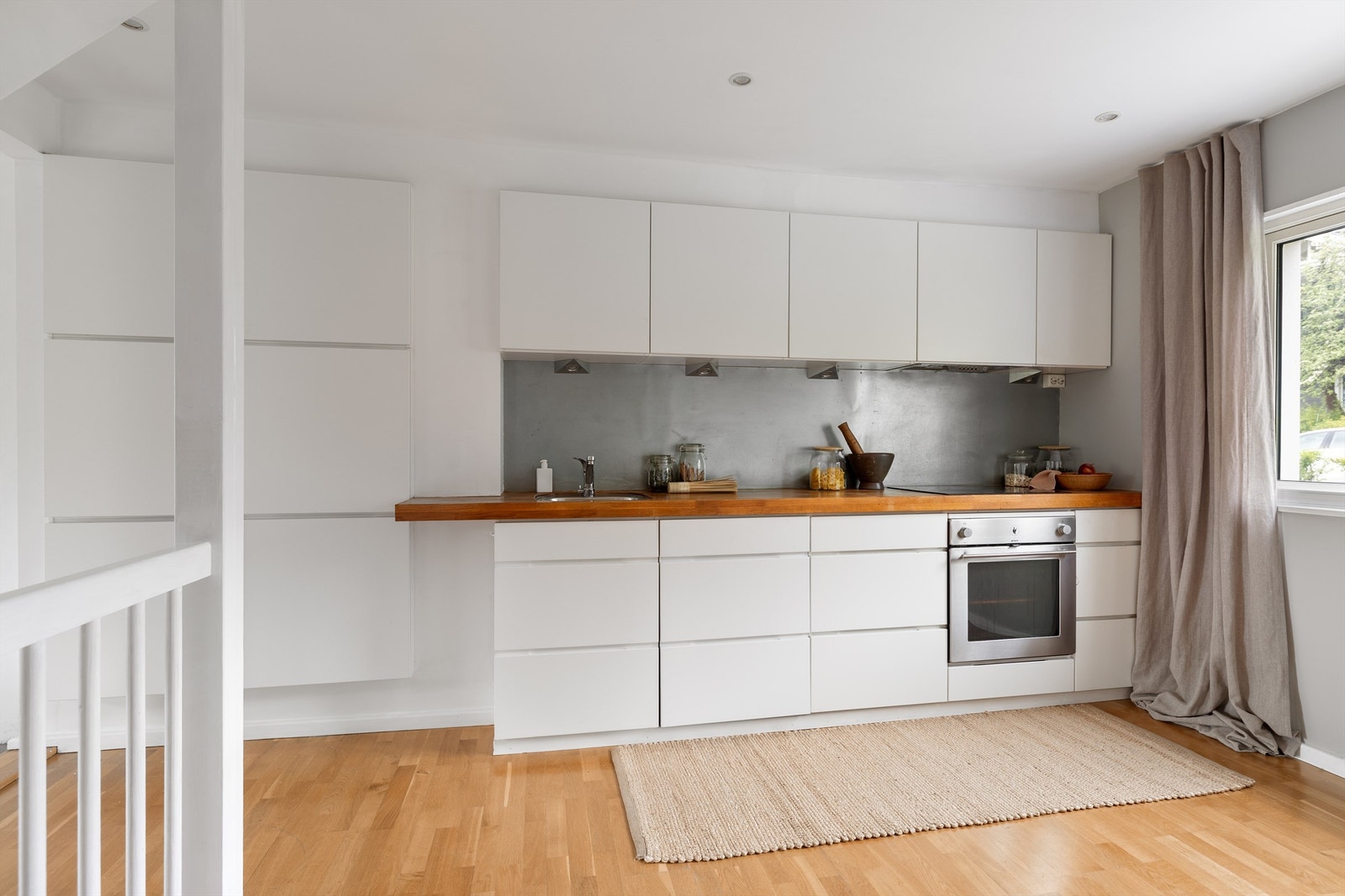 Stilrent og moderne kjøkken i åpen løsning med stuen Galleribilde