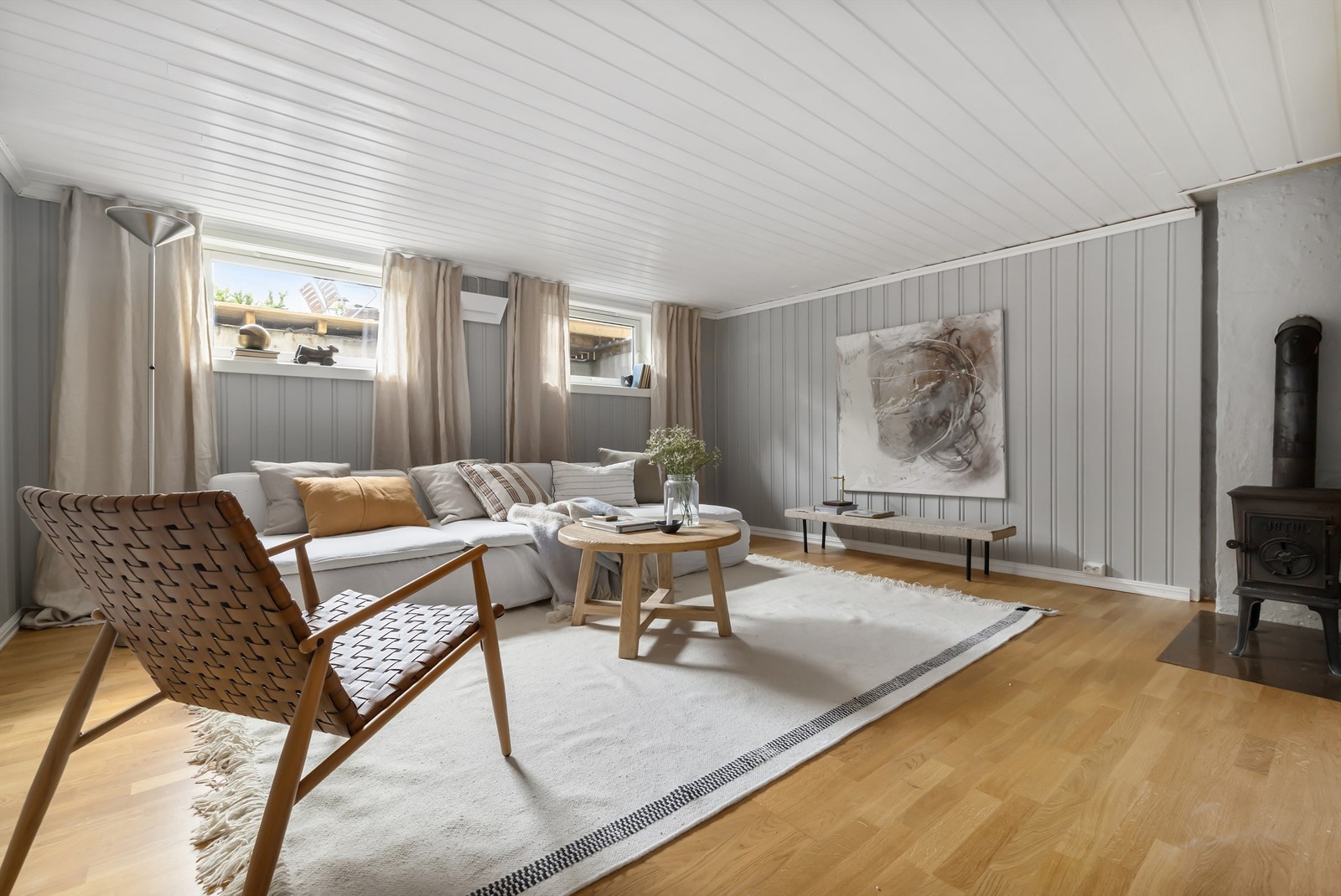 Det gjøres oppmerksom på at kjelleren er opprinnelig byggemeldt som brensel etc., matbod, jf. byggemeldte tegninger, og er ikke godkjent til varig opphold. Galleribilde