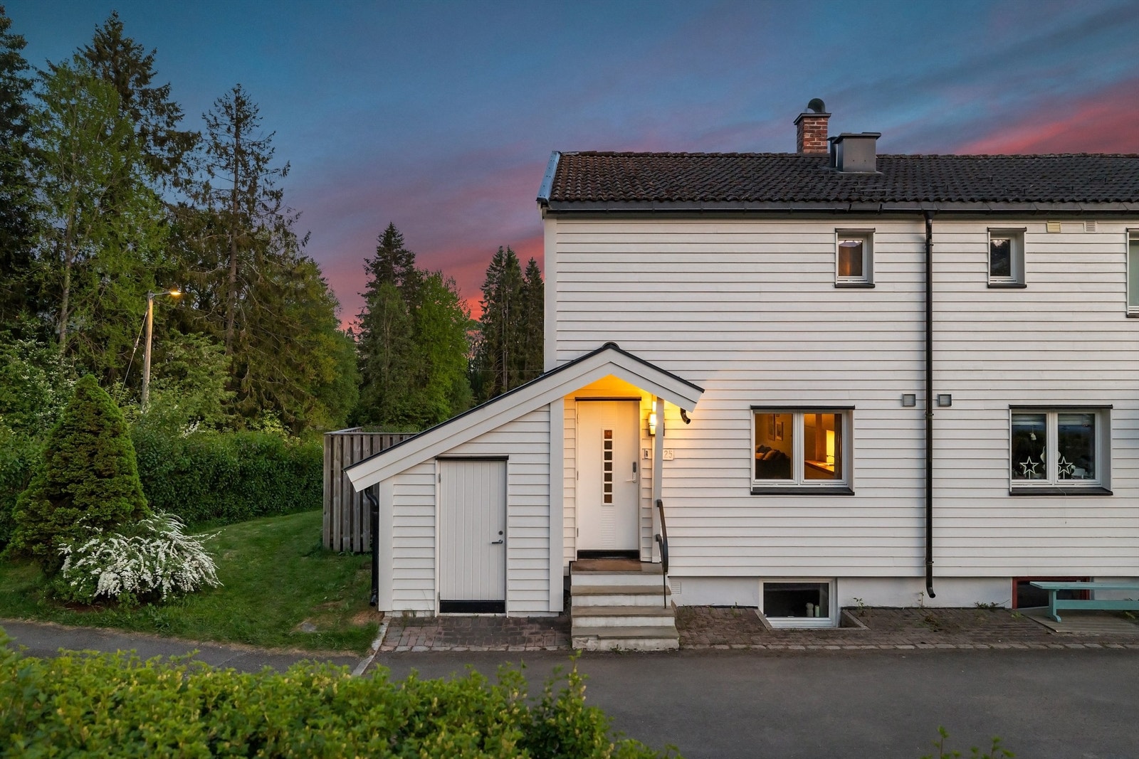 Boligen har en utvendig bod på 4 kvm som ligger vegg i vegg med ytterdøren Galleribilde