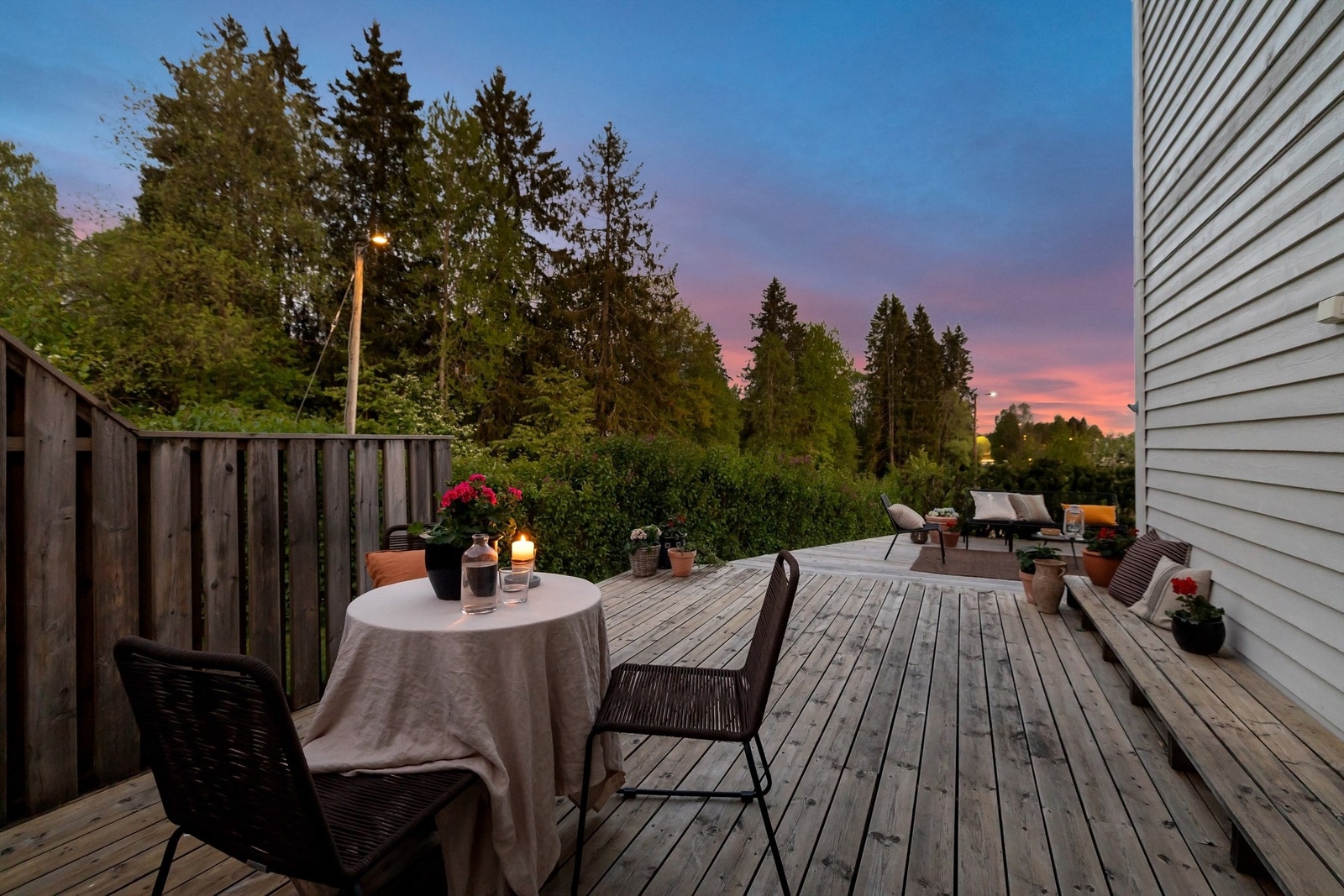 Her løper og sykler barn på bilfrie veier mellom rekkehusene - ren barndomsidyll. Galleribilde