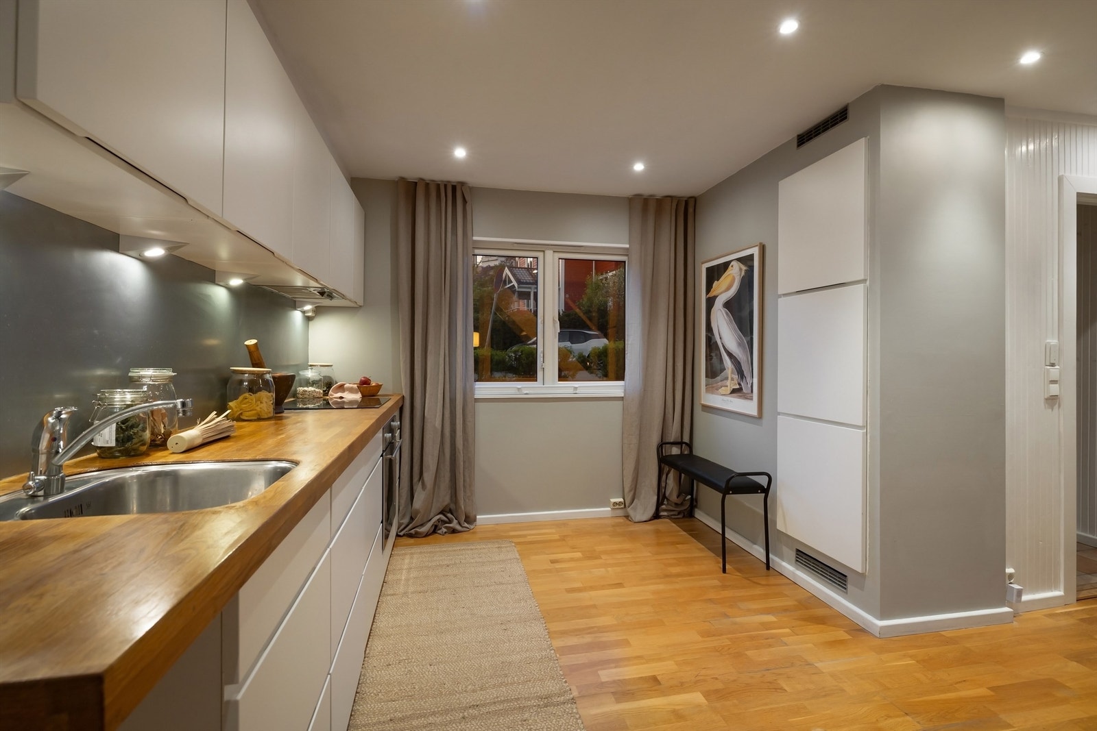 Her er det godt med skap- og benkeplass og fra kjøkkenvinduene er det frodig utsyn mot borrettslagets fellesarealer Galleribilde