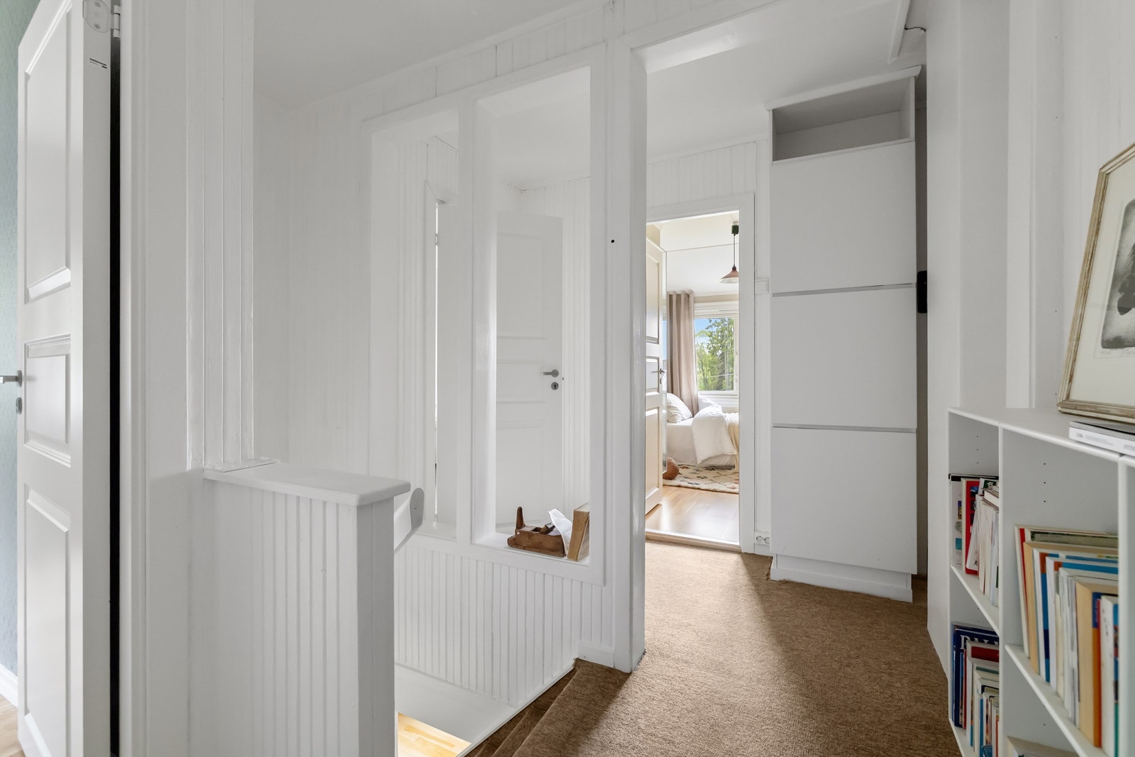 Denne etasjen har en lys og luftig trappeoppgang med "vinduer" som gir mye gjennomgående lys Galleribilde