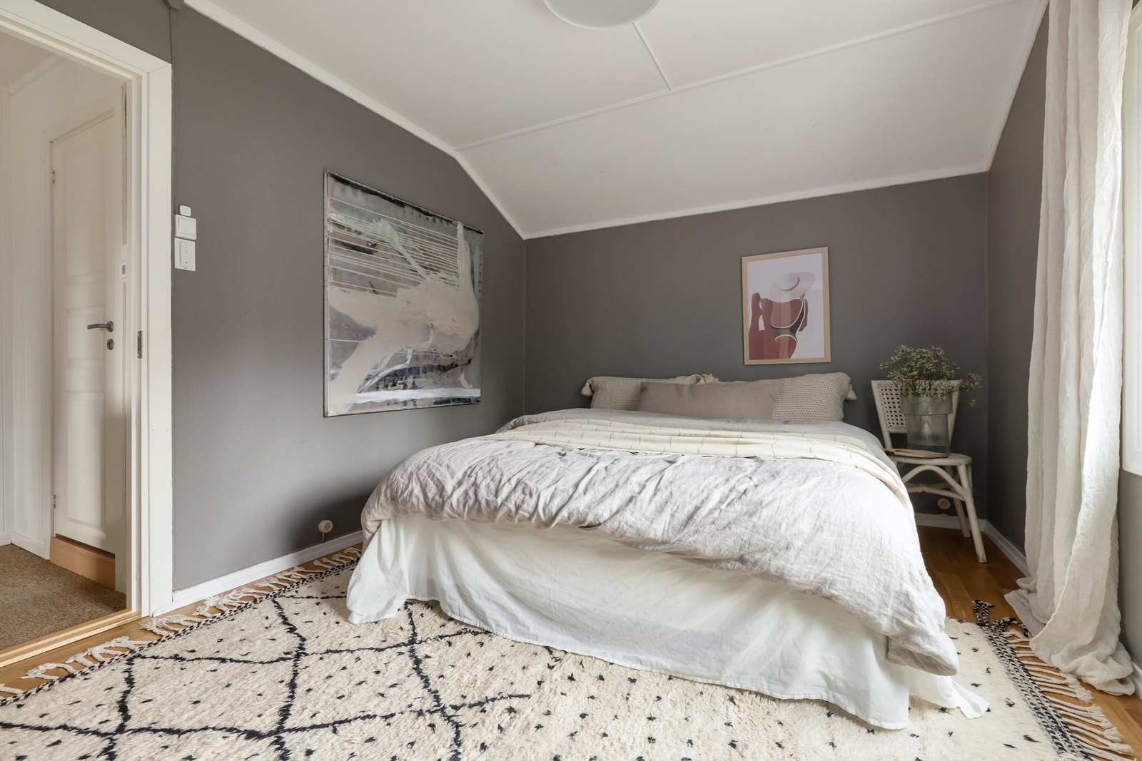 Malte vegg- og himlingsflater samt klassisk eikeparkett på gulv Galleribilde