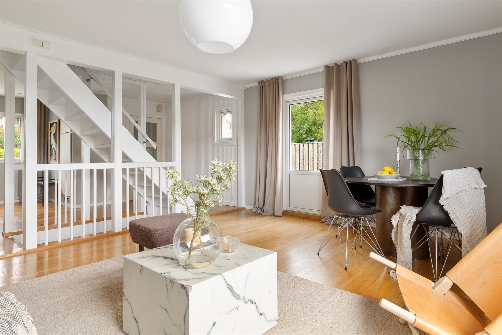 Med beliggenhet på enden er det store vindusflater på flere kanter som bidrar til mye naturlig lys Galleribilde