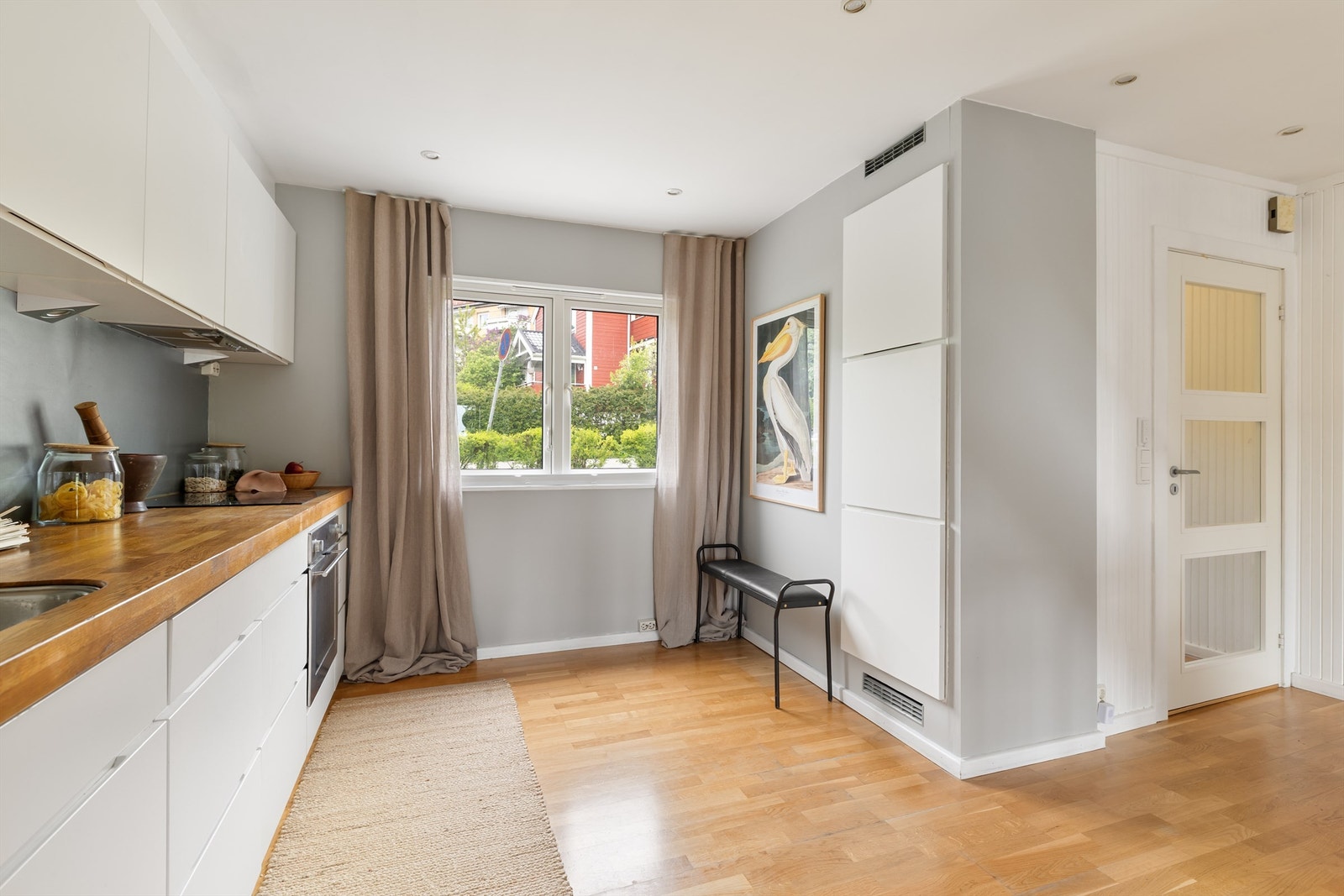 Integrerte hvitevarer som komfyr, koketopp og ventilator med direkte utslipp, oppvaskmaskin og kjøleskap Galleribilde