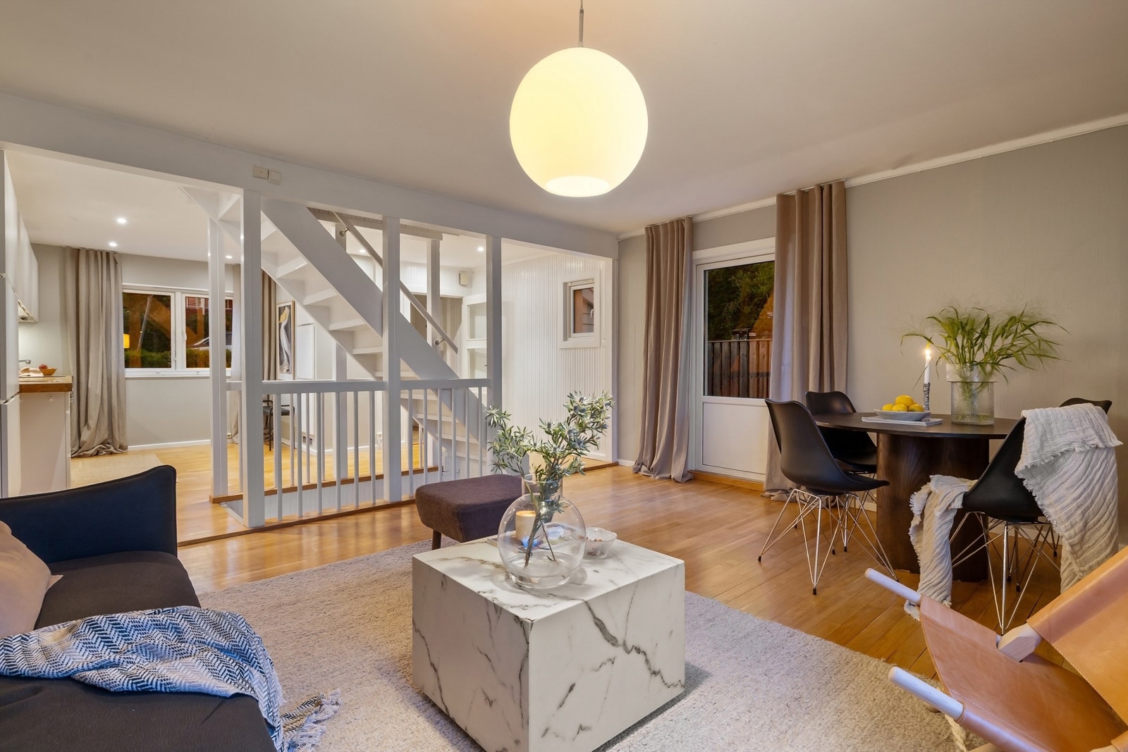 Pipeløp i stuen gjør det mulig å etablere peisovn Galleribilde