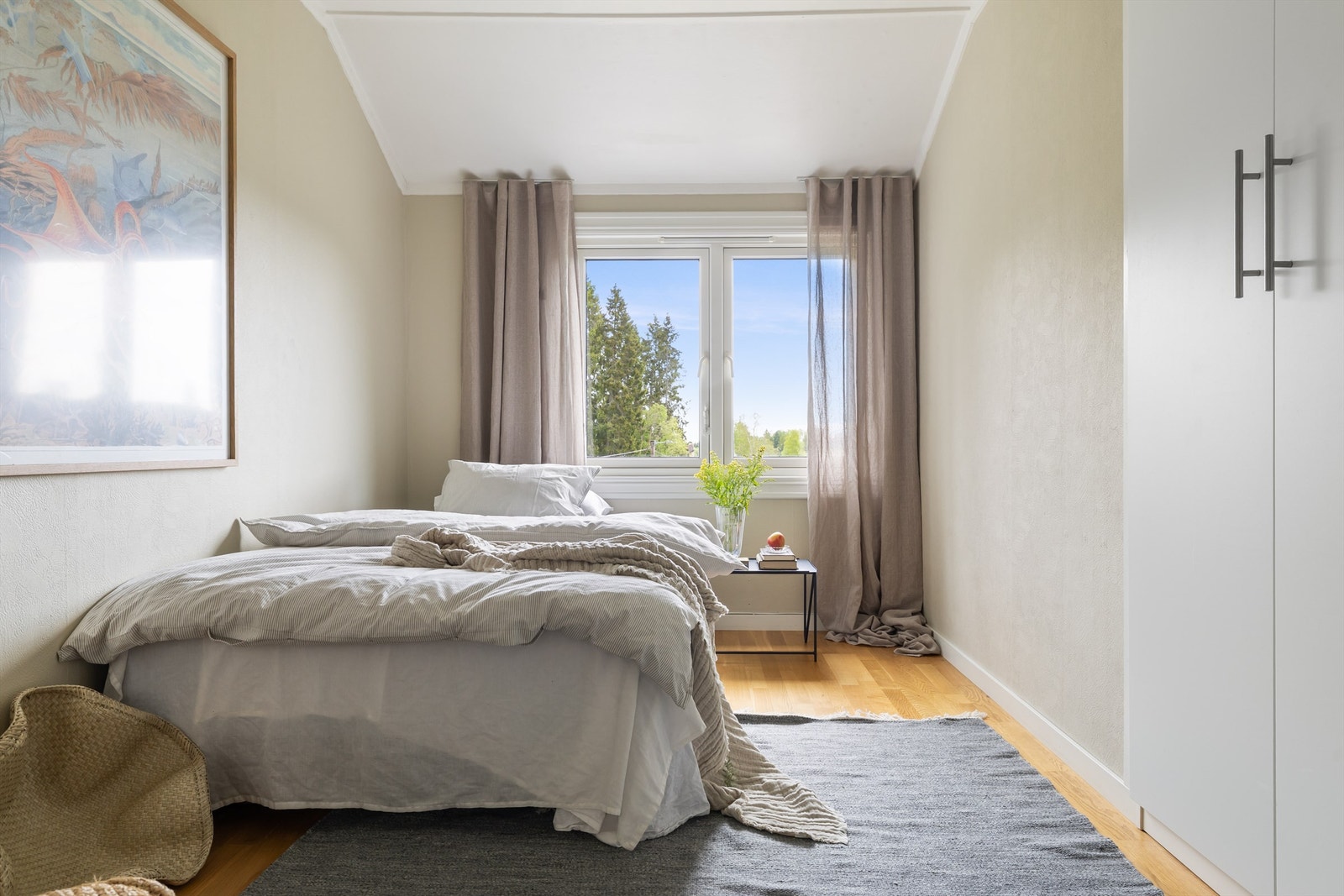 God plass til både seng, garderobe og skrivepult Galleribilde