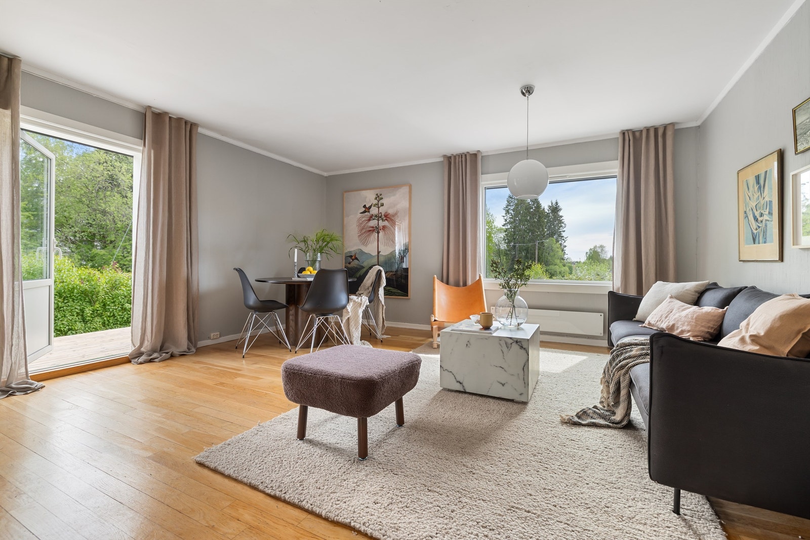 Fra stuen tar en balkongdør deg videre ut til terrassen Galleribilde