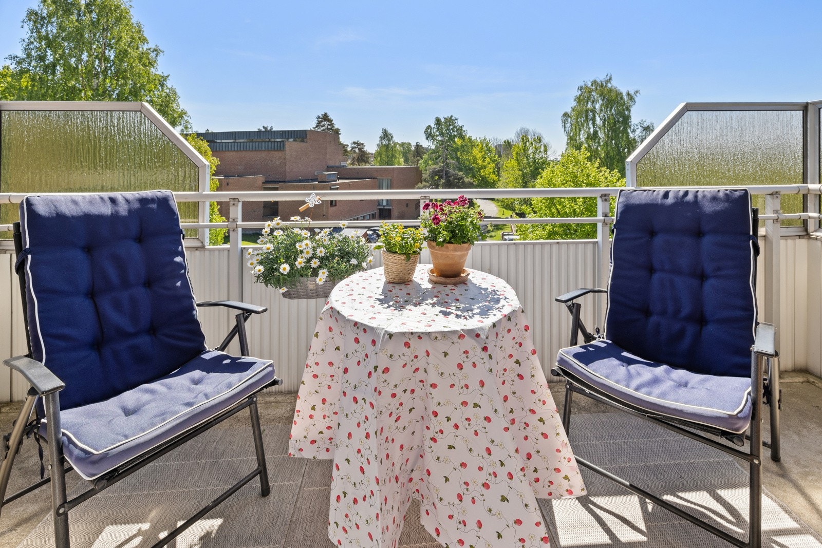 Stue med utgang til sydvendt overbygget balkong. Galleribilde