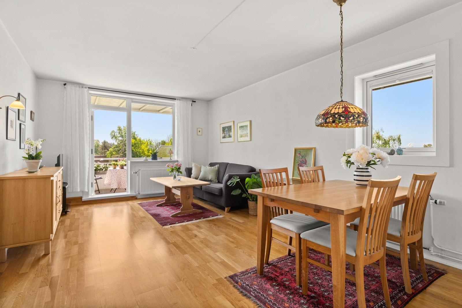 Fin, gjennomgående 3-roms leilighet. Leiligheten ligger på enden, og lysforholdene er upåklagelig. Galleribilde