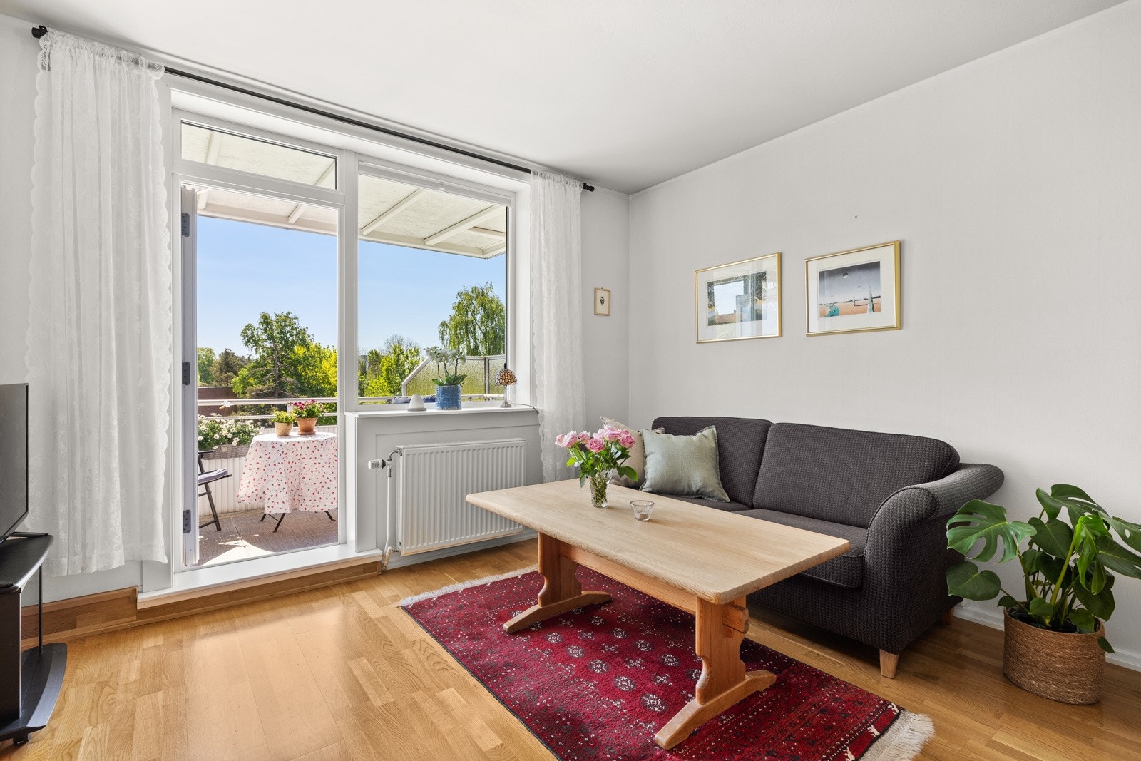 De lysmalte overflatene kombinert med at leiligheten ligger på enden og du får et ekstra vindu sørger for en god atmosfære. Galleribilde