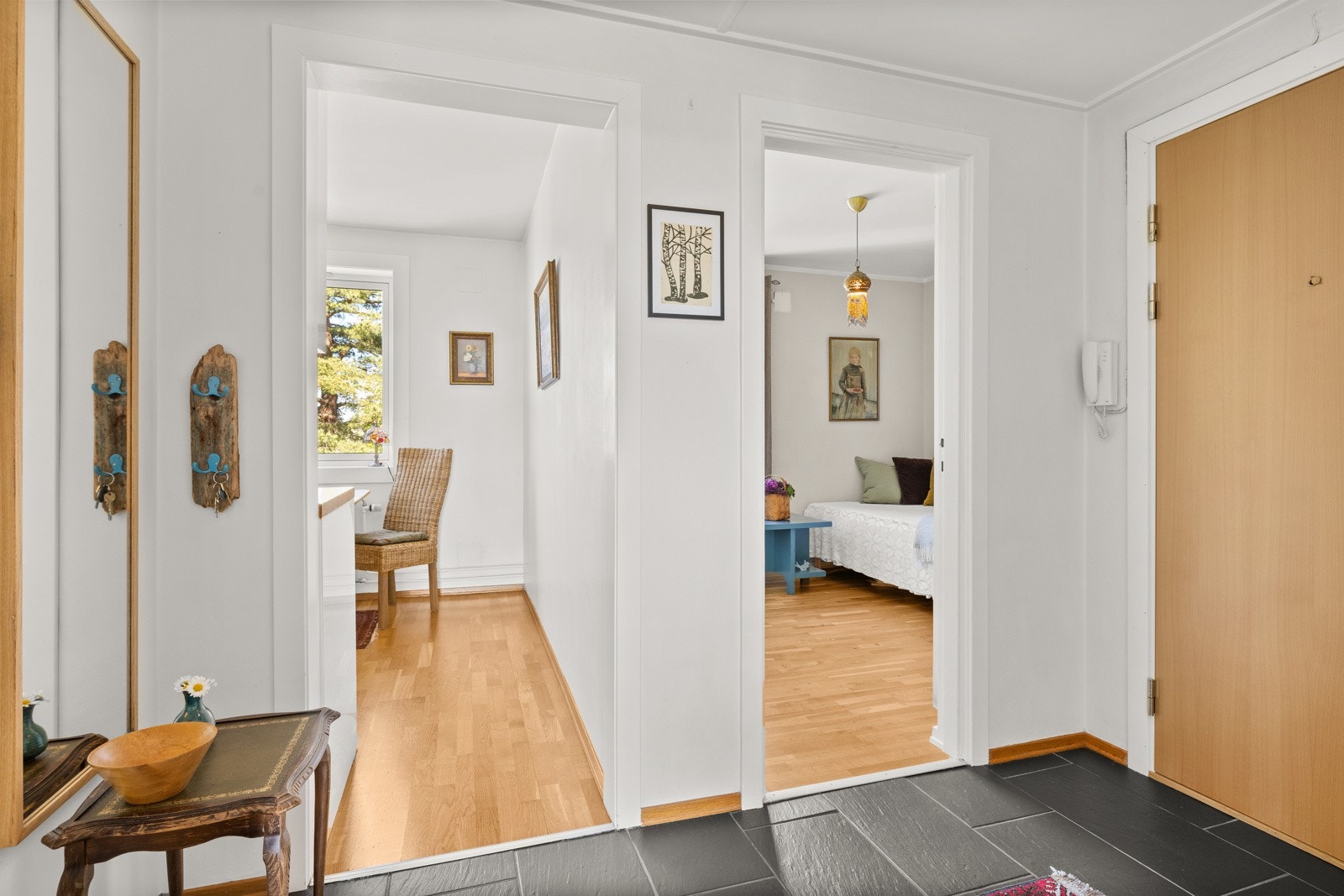 Romslig entré. Galleribilde