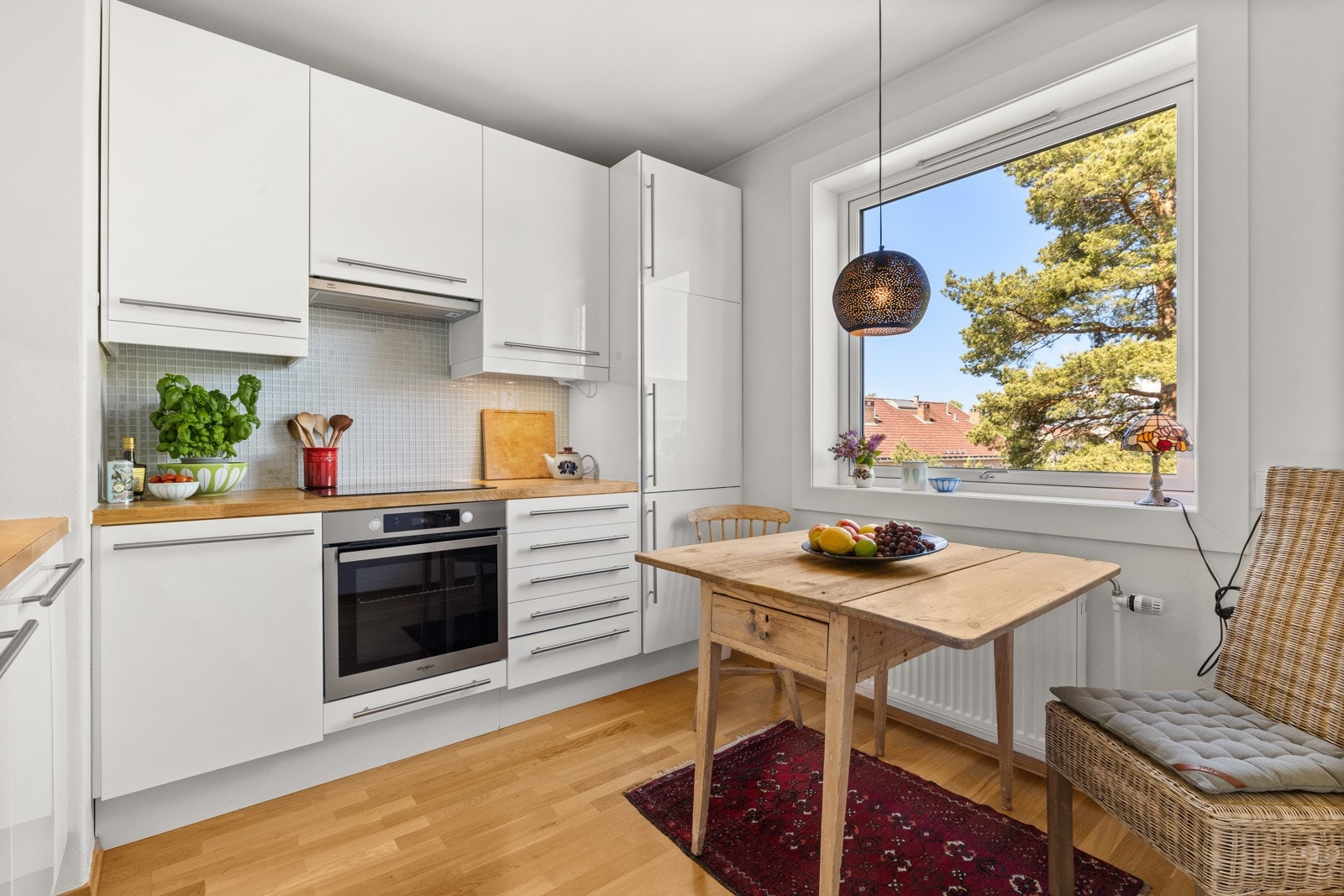 Ikea kjøkkeninnredning fra 2007 med glatte skapfronter i hvit høyglans. Galleribilde