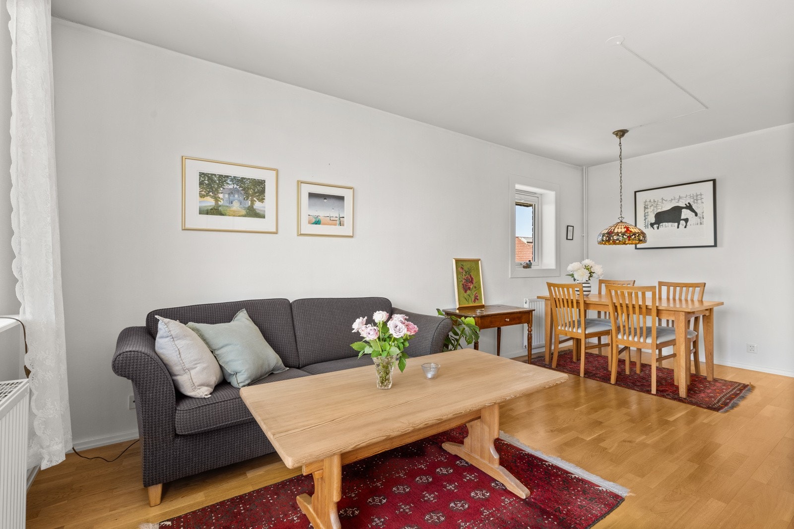 Du får god plass til å innrede med en stor sofagruppe samt spisebord og diverse skap- og hylleløsninger. Galleribilde