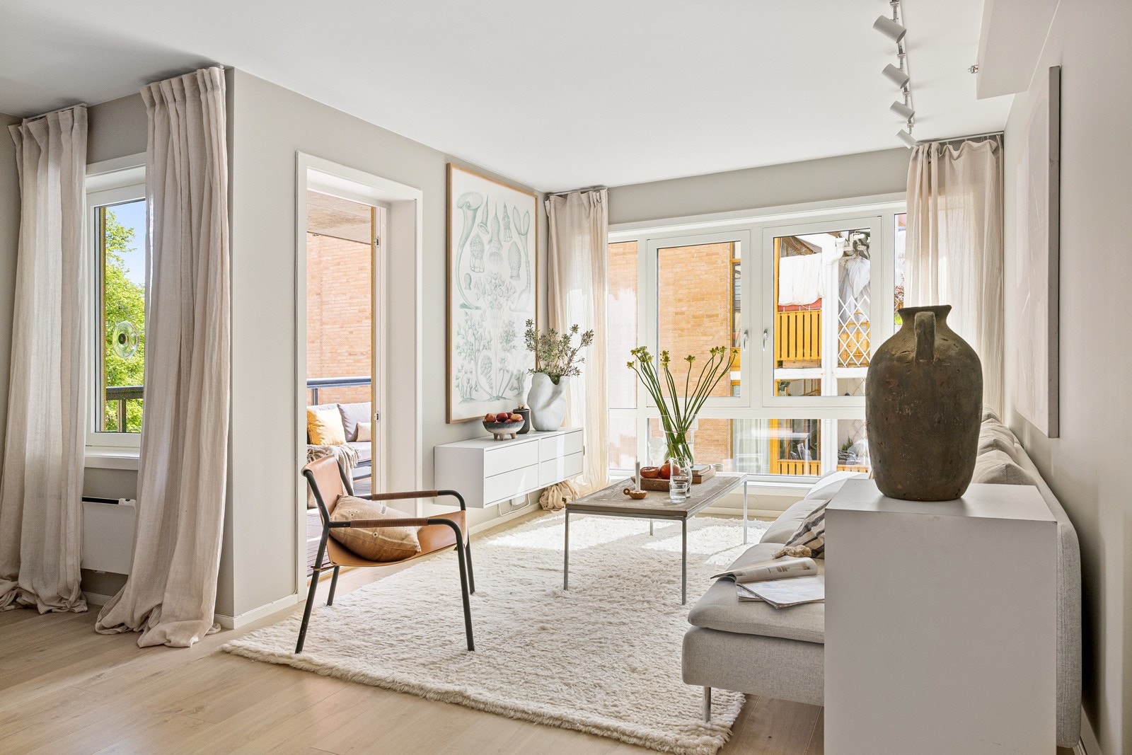 Fra stuen er det utgang til en overbygget sydøstvendt balkong på ca. 9,5 m² Galleribilde