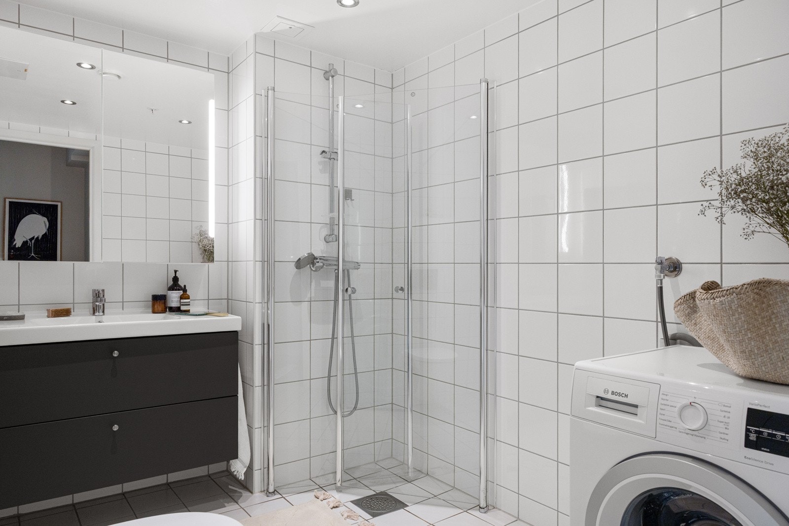 Flislagt bad med behagelige varmekabler og opplegg for vaskemaskin. Galleribilde