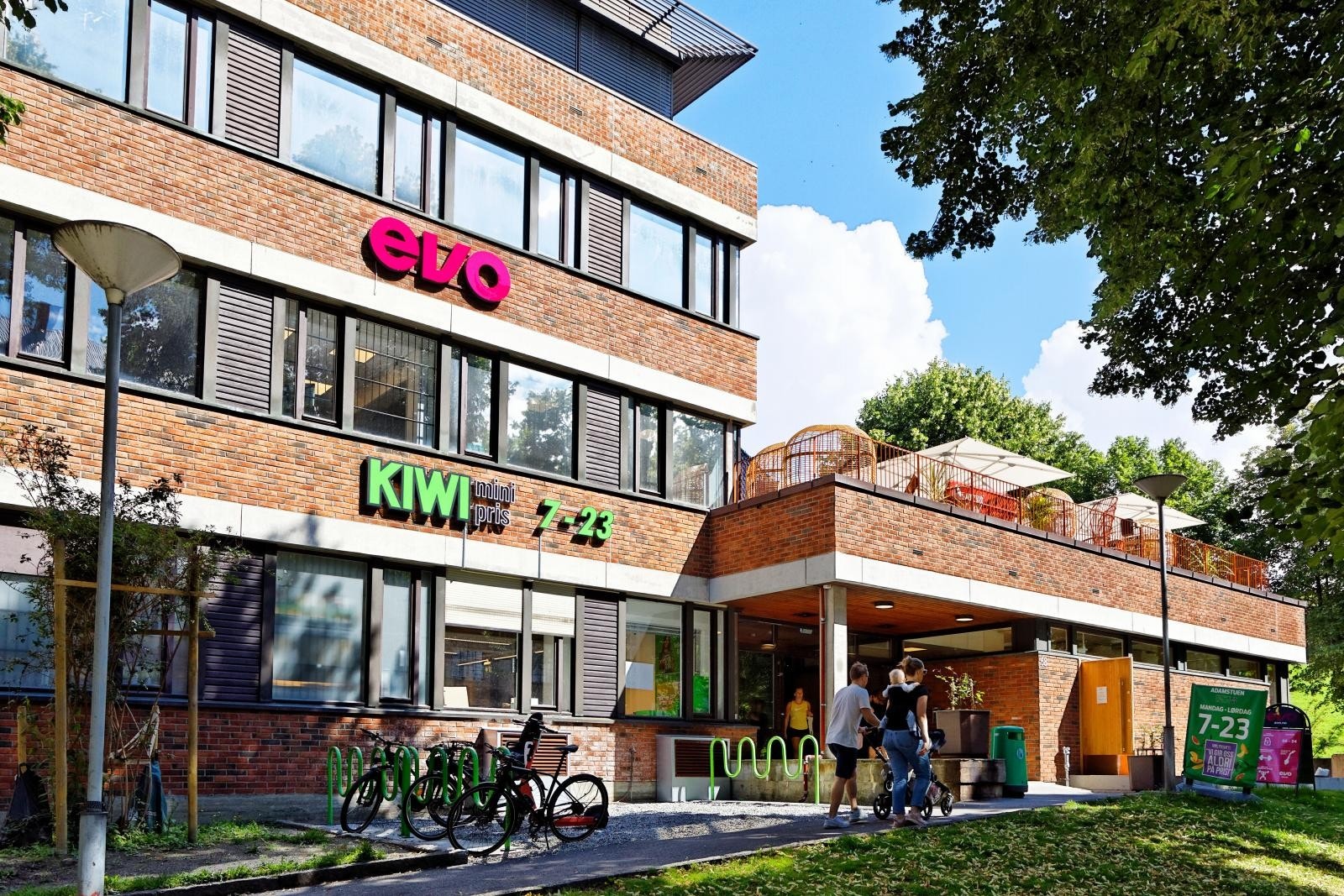 Leiligheten har en svært attraktiv beliggenhet på Adamstuen med umiddelbar nærhet til de fleste fasiliteter med kaffebar, restauranter, butikker, trikkestopp osv. rett rundt hjørnet. Galleribilde