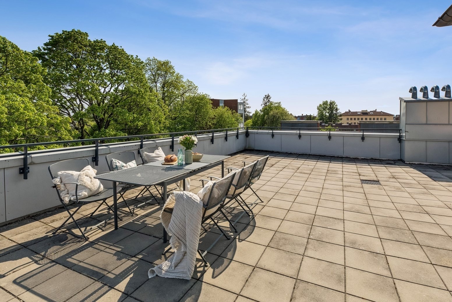 Felles takterrasse med svært gode solforhold. Det er terrasse både i 5. etasje og 3. etasje Galleribilde