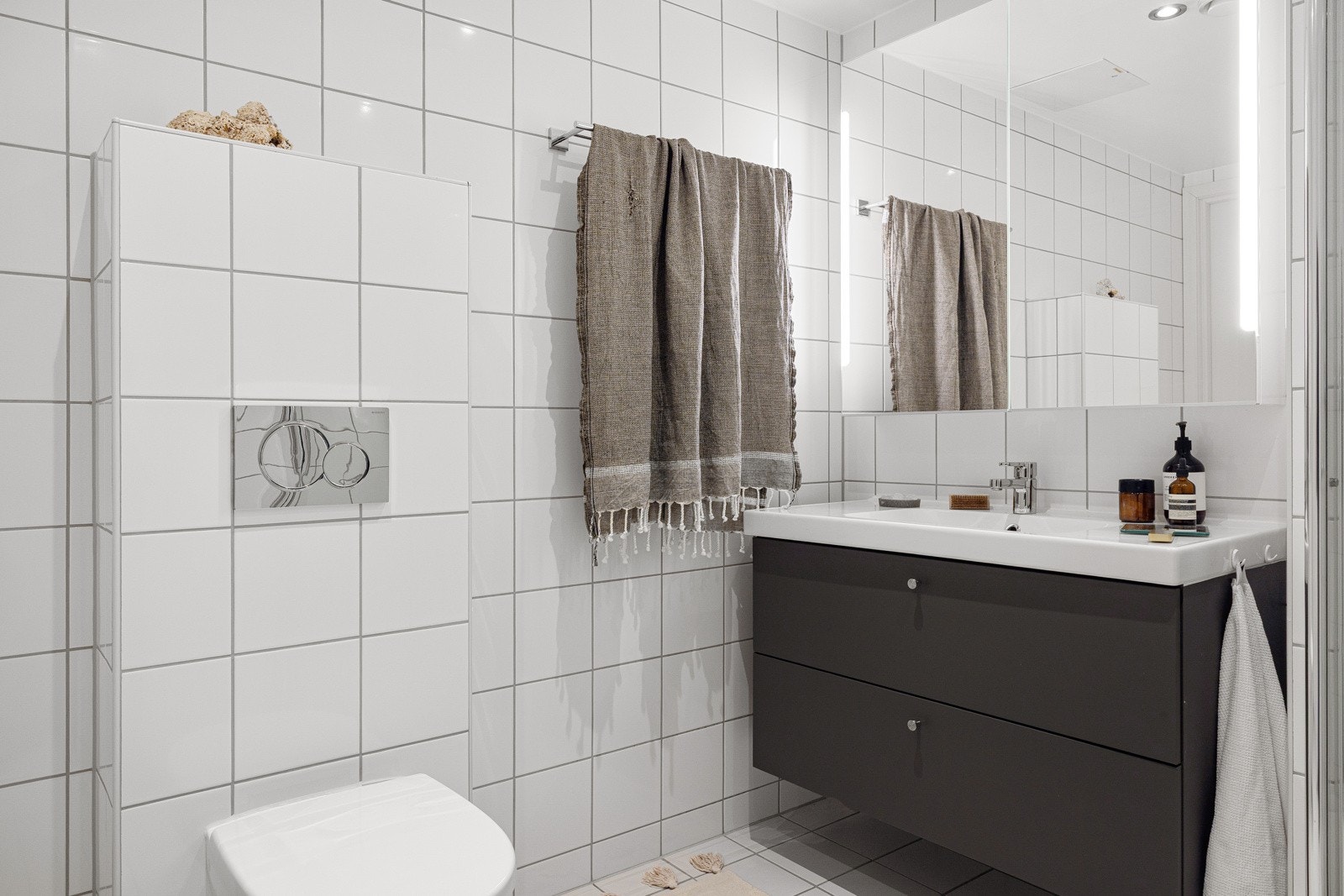 Innebygget sisterne med vegghengt toalett. Galleribilde