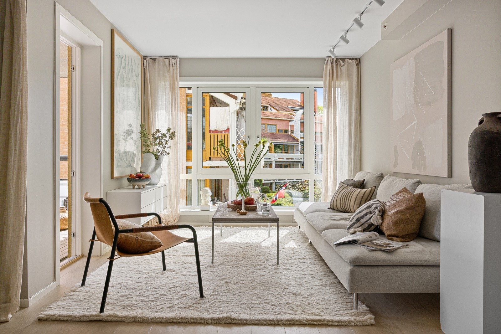Dette er en lys og moderne 4-roms selveierleilighet med gjennomgående god standard, beliggende i et bygg fra 2012 Galleribilde