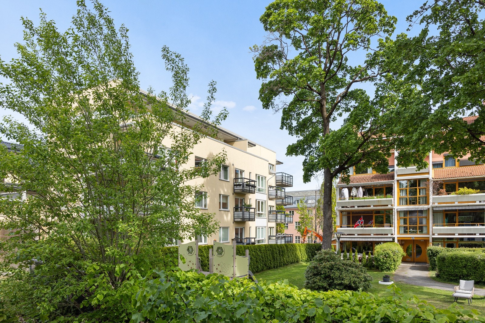 Frodig og tilbaketrukket. Galleribilde
