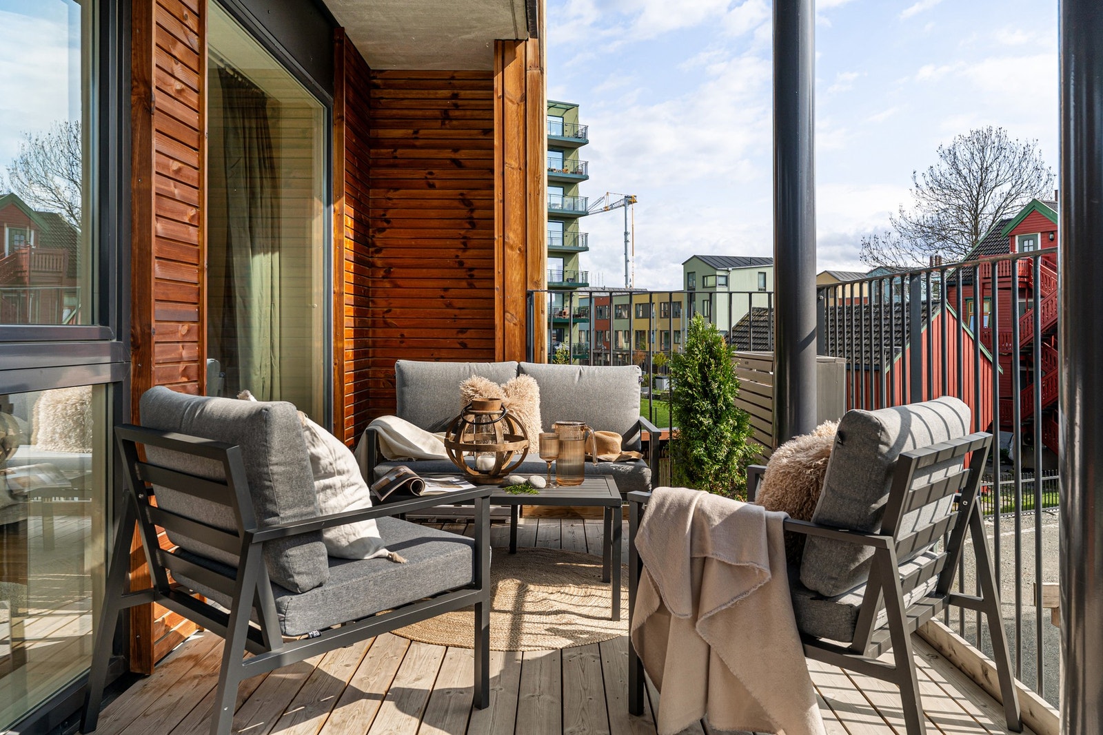 Balkongen vender mot sør og byr på svært gode solforhold. Et ypperlig samlingspunkt for familie eller venner! Galleribilde