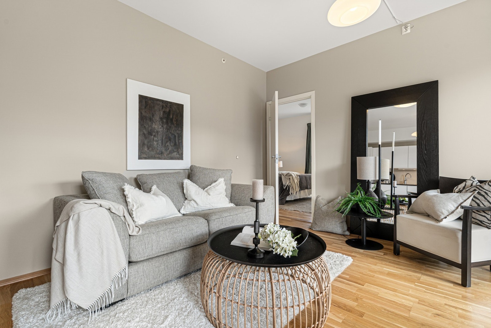 Leiligheten måler 63 kvm (BRA-i), og består av stue/kjøkken, bad, entré og 2 soverom. I tillegg til dette har du også ekstern bod og parkeringsplass i kjeller. Galleribilde