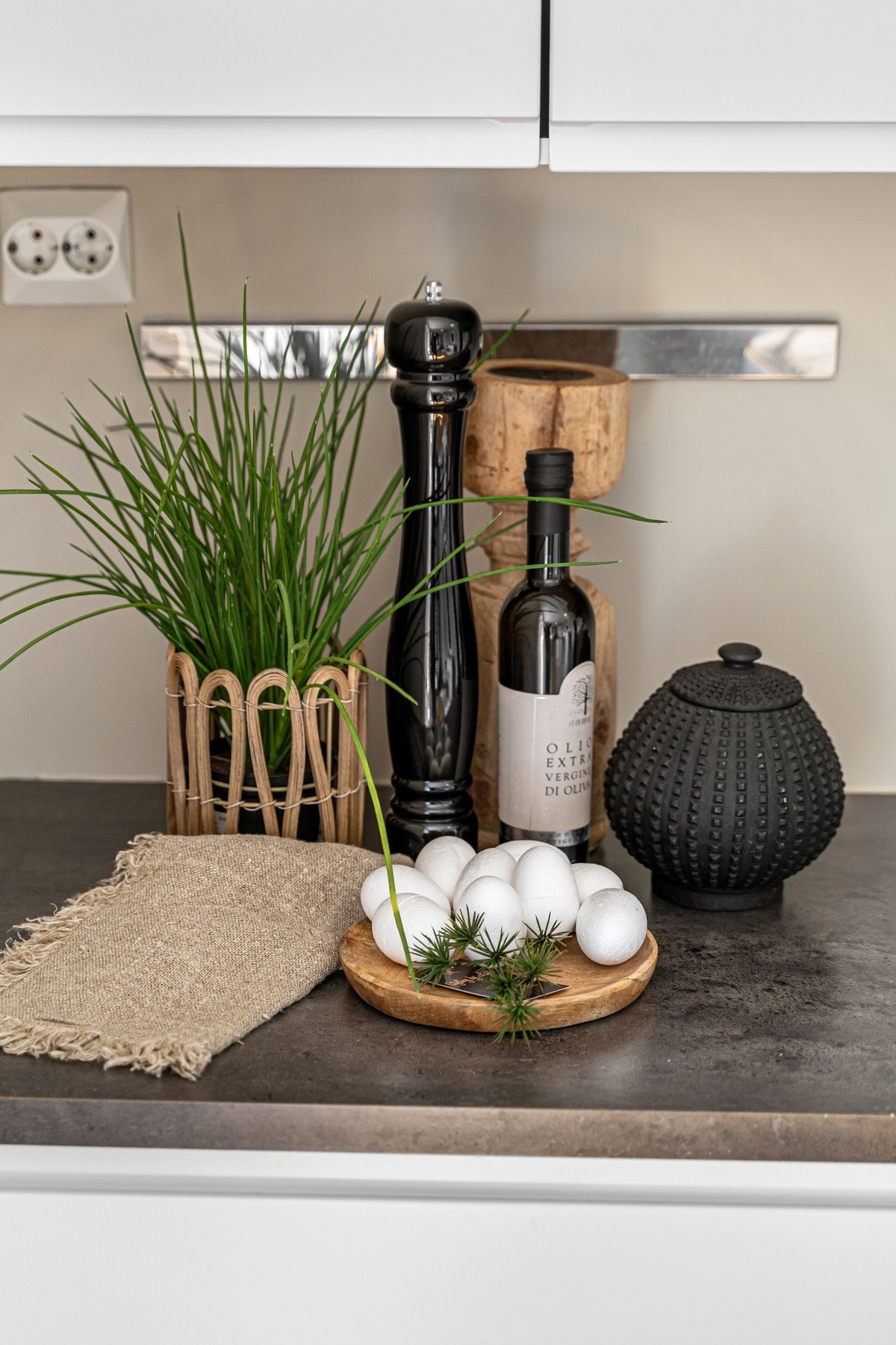 Kjøkkenventilator over stekesone har avtrekk via byggets sentralstyrte balanserte ventilasjonsanlegg. Galleribilde