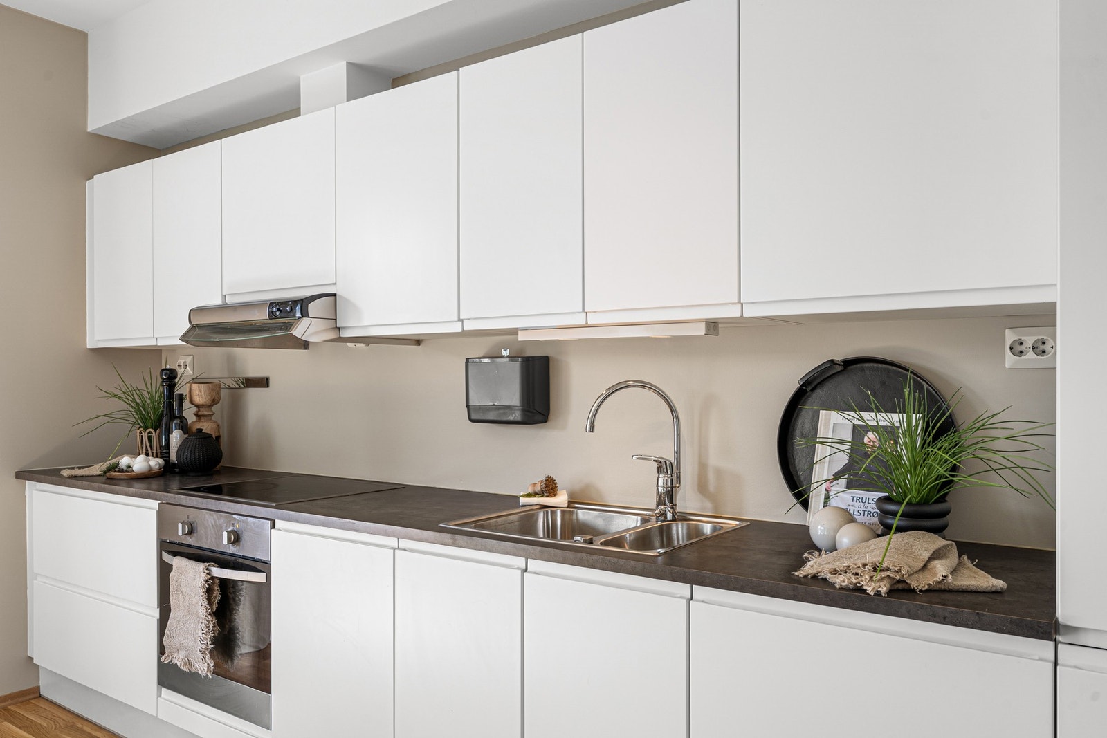 Kjøkkenet er godt vedlikeholdt, noe som er bekreftet av takstmann med tildelt TG1 på samtlige punkter i tilstandsrapporten. Galleribilde