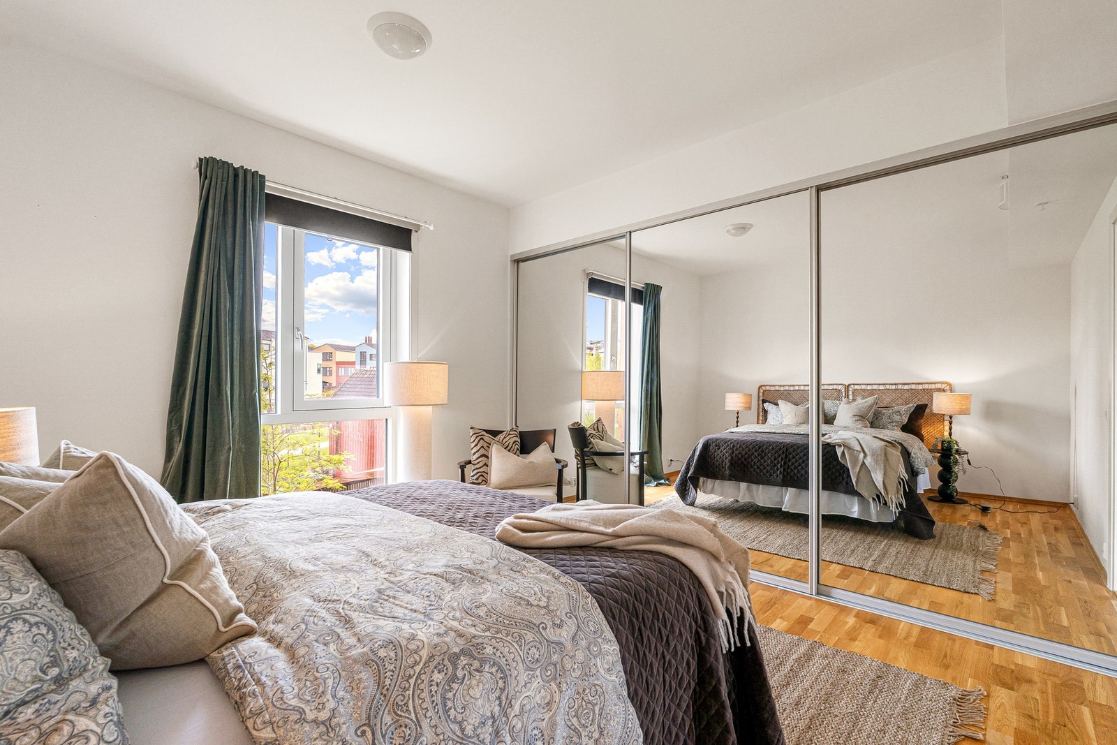 Soverommet er i dag innredet med et stort og praktisk innebygd skyvedørsgarderobe som vil medfølge i handelen. Galleribilde