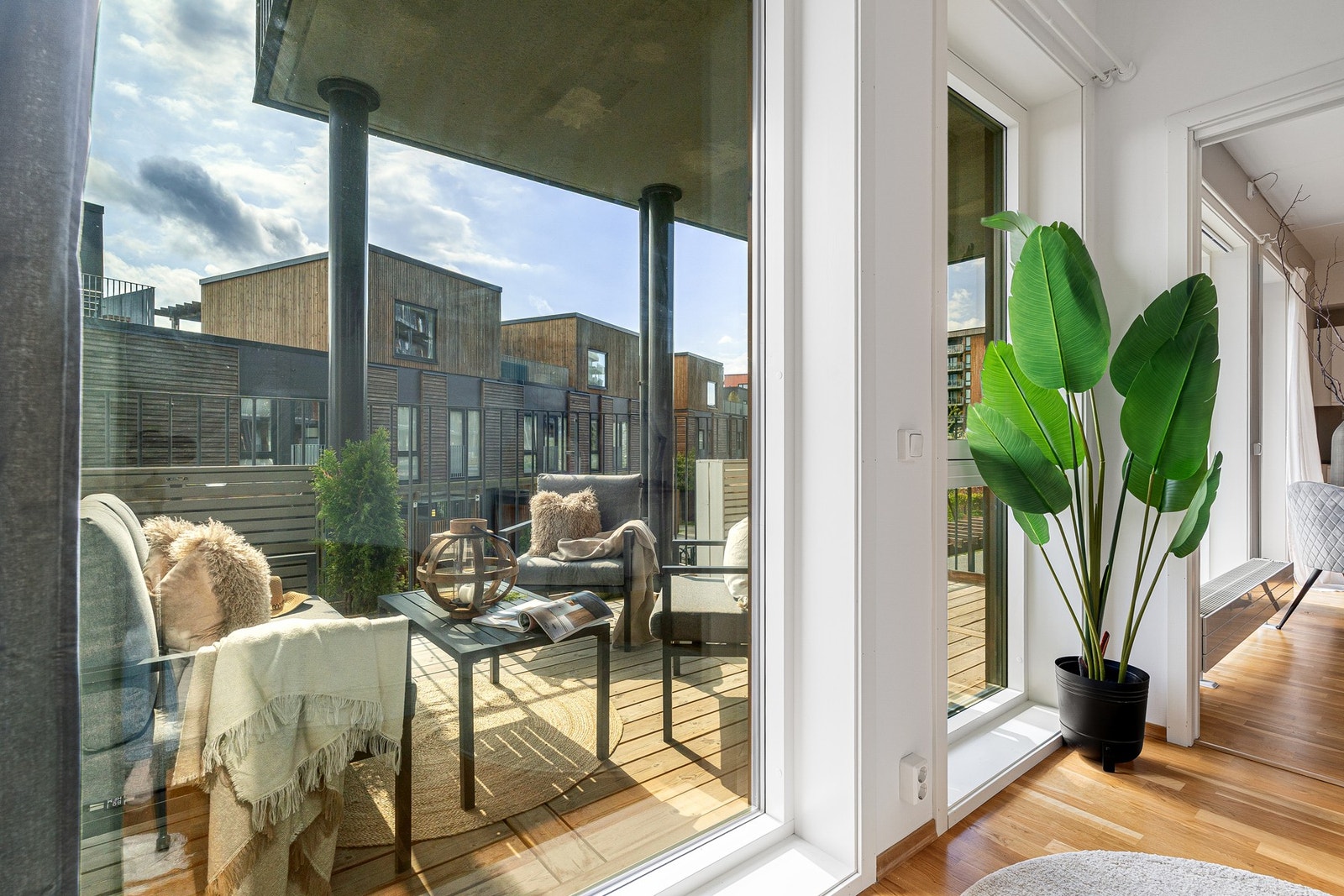 Store vindusposter gir med rikelig med naturlig lynslipp fra flere himmelretninger som kombinert med moderne fargevalg på vegg skaper en lys og luftig atmosfære gjennomgående i hele leiligheten. Galleribilde