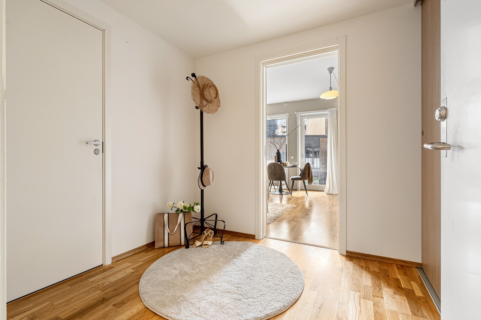 Velkommen inn! Romslig entré måler 6,9 kvm. Galleribilde