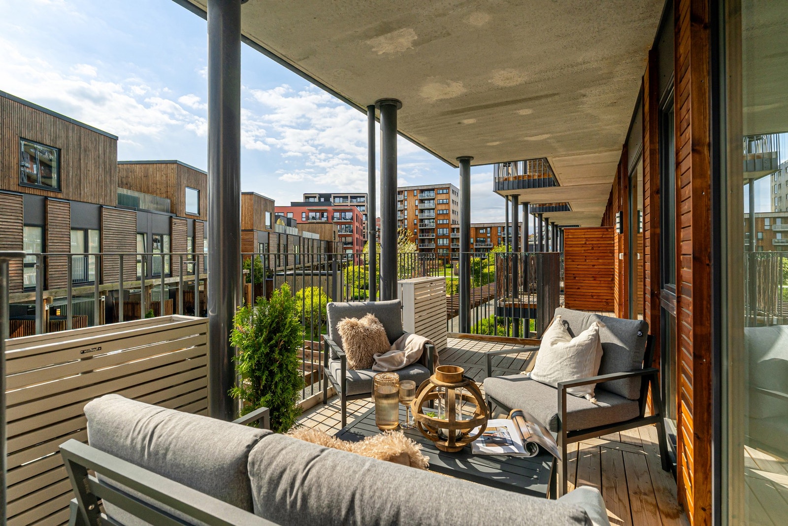 Balkongen har en flott beliggenhet i byggets 2. etasje. Legg merke til at balkongen er overbygd. Galleribilde