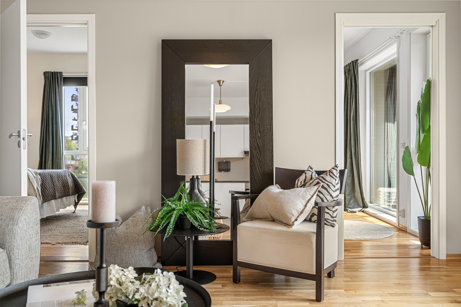 En flott parkett på gulv er gjennomgående i hele leiligheten. Galleribilde