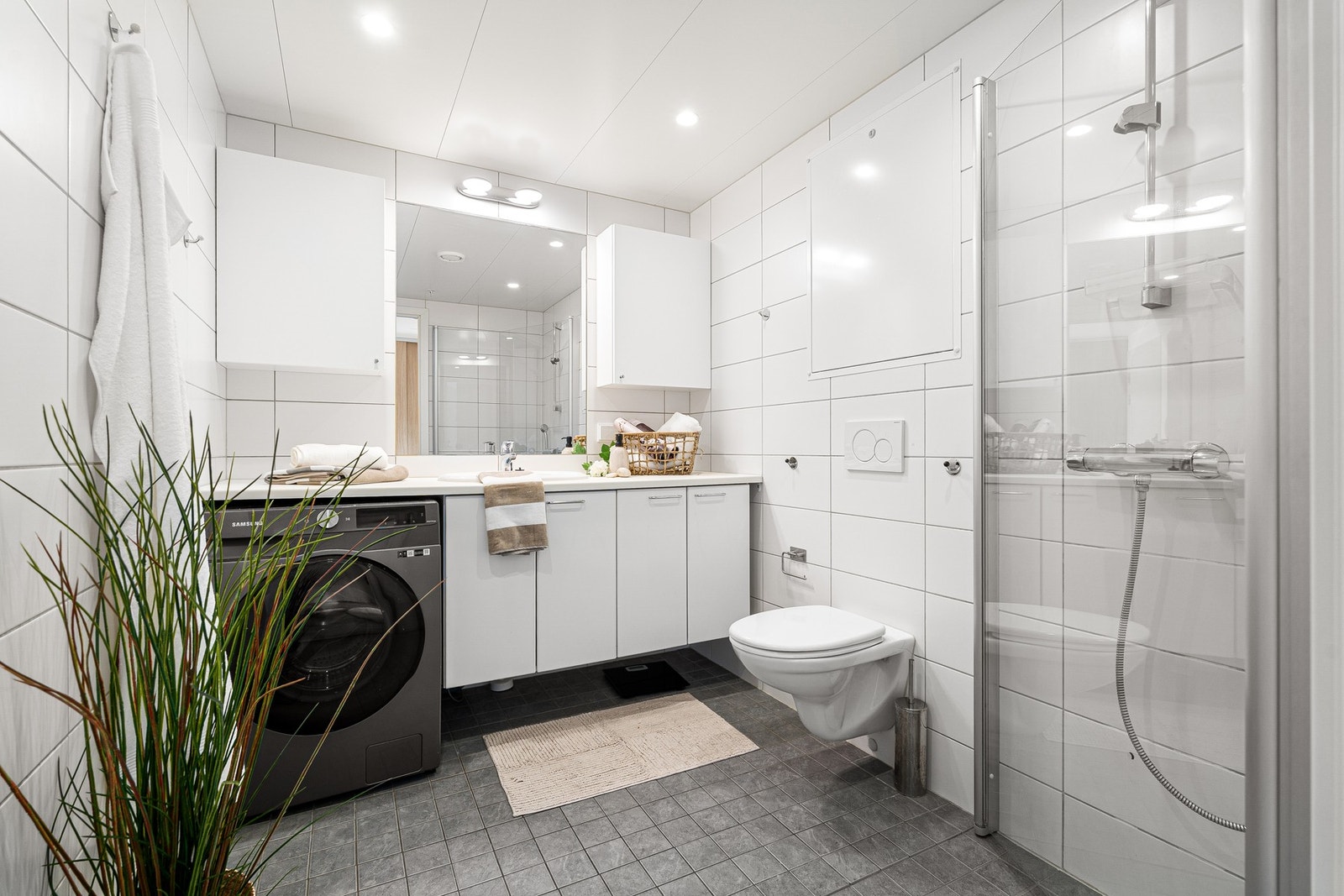 Flott flislagt bad måler 4,7 kvm. I gulvet har du elektriske varmekabler. Galleribilde