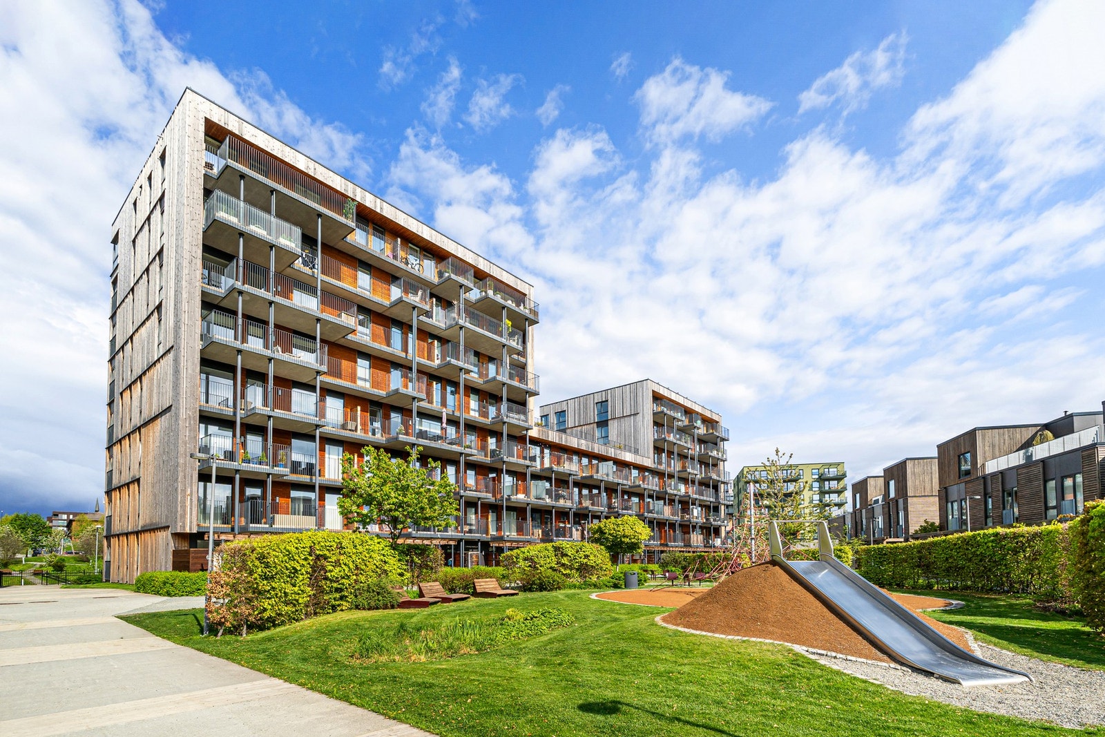 Fellesområdet er opparbeidet med internstier, grøntareal, lekeapparater og vekster. Galleribilde