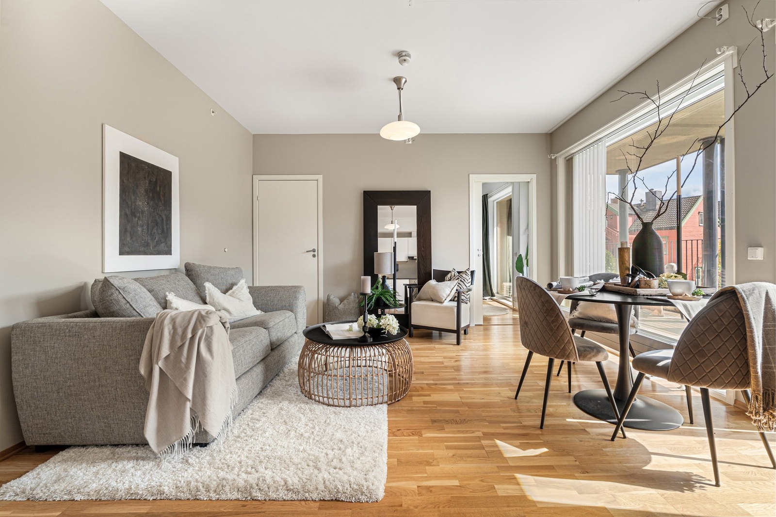 Stue og kjøkken har en åpen løsning med en samlet størrelse på 23,7 kvm. Her har du god planløsning og godt med plass til både sitte- og spisegrupper i ønsket soner. Galleribilde