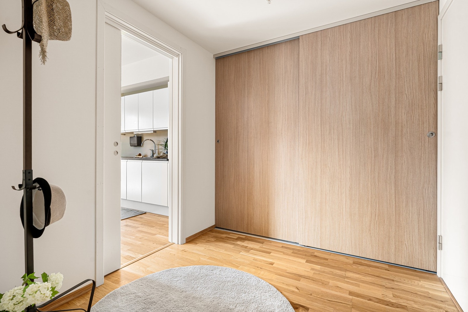 Entreen er innredet med et stort og praktisk skyvedørsgarderobe som gir rikelig med oppbevaringsplass for sko og yttertøy. Galleribilde