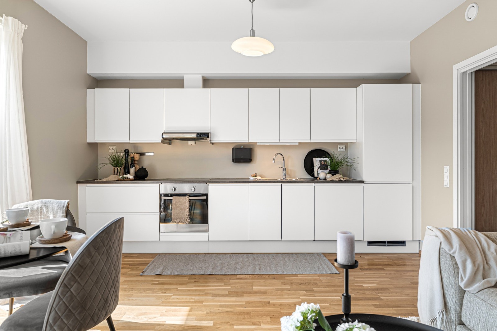 Innbydende og moderne kjøkken med alt du trenger av fasiliteter som integrert platetopp, stekeovn, kjøle/fryseskap og oppvaskmaskin. Galleribilde