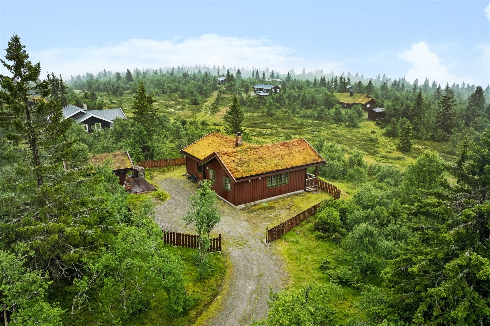 Hytta ligger på Venabygdsfjellet, som ligger sør for Rondane nasjonalpark, omtrent midt mellom Østerdalen og Gudbrandsdalen. Området har 30 topper, store og små, samt fossefall, moltemyrer, blåbærtuer og smale seterveier. Galleribilde