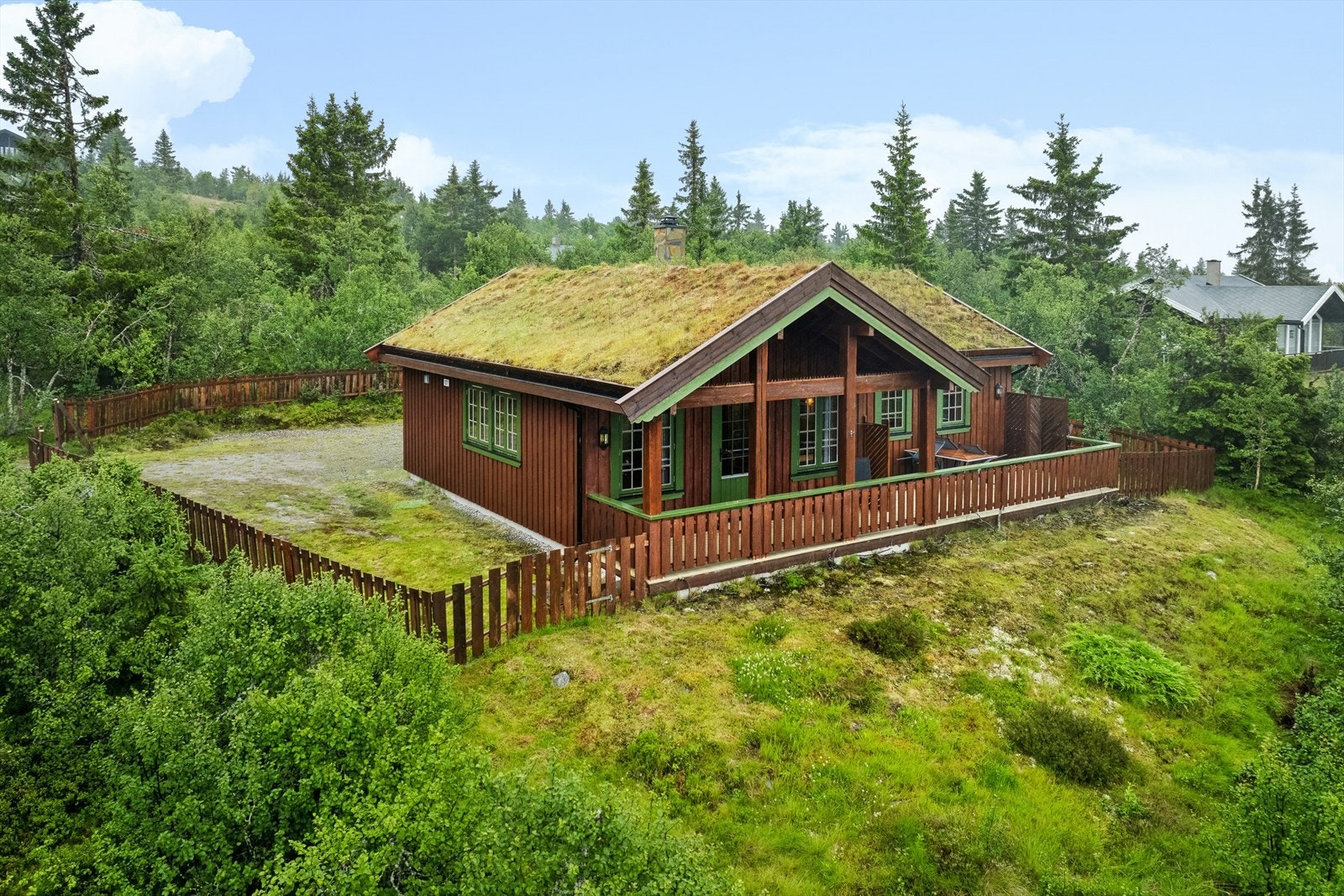 Hytta står på en pen selveier naturtomt, og hytta og uthuset er pent gjerdet inn Galleribilde
