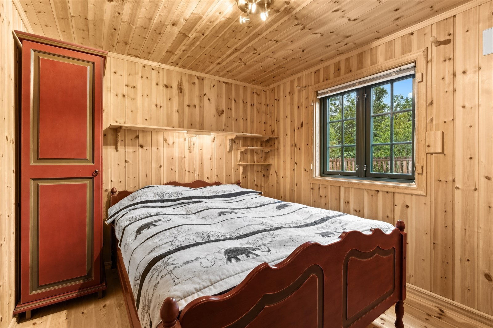 Hovedsoverommet med plass til stor seng og tilhørende nattbord/garderobe Galleribilde