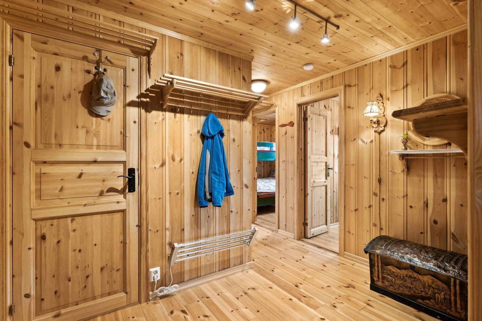 I hallen er det inngang til innvendig bod og videre gang til bad og soverommene Galleribilde