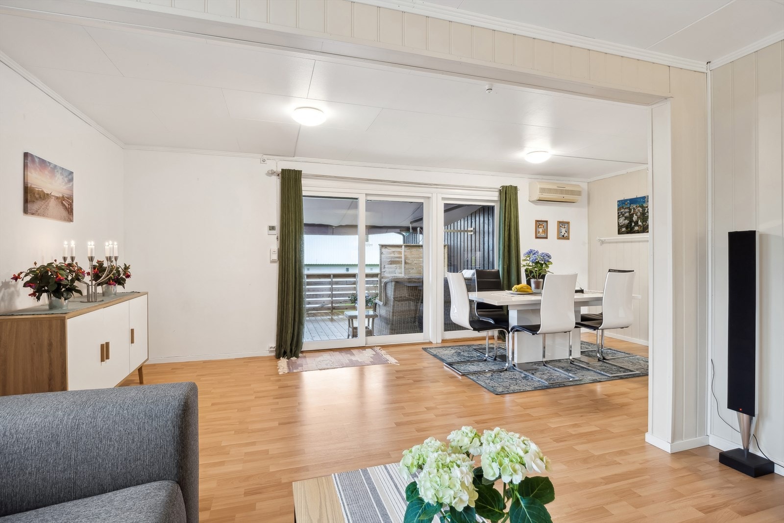 Stue/spisestue har god plass til både en komfortabel sofagruppe og en spisegruppe. Galleribilde