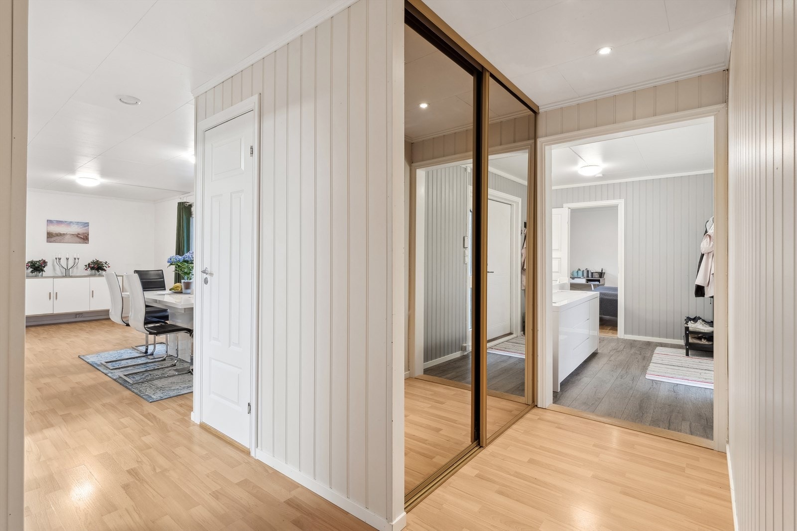 Fra entreen er det adkomst til en gang, her får du godt med oppbevaringsplass i en romslig skyvedørsgarderobe. Galleribilde