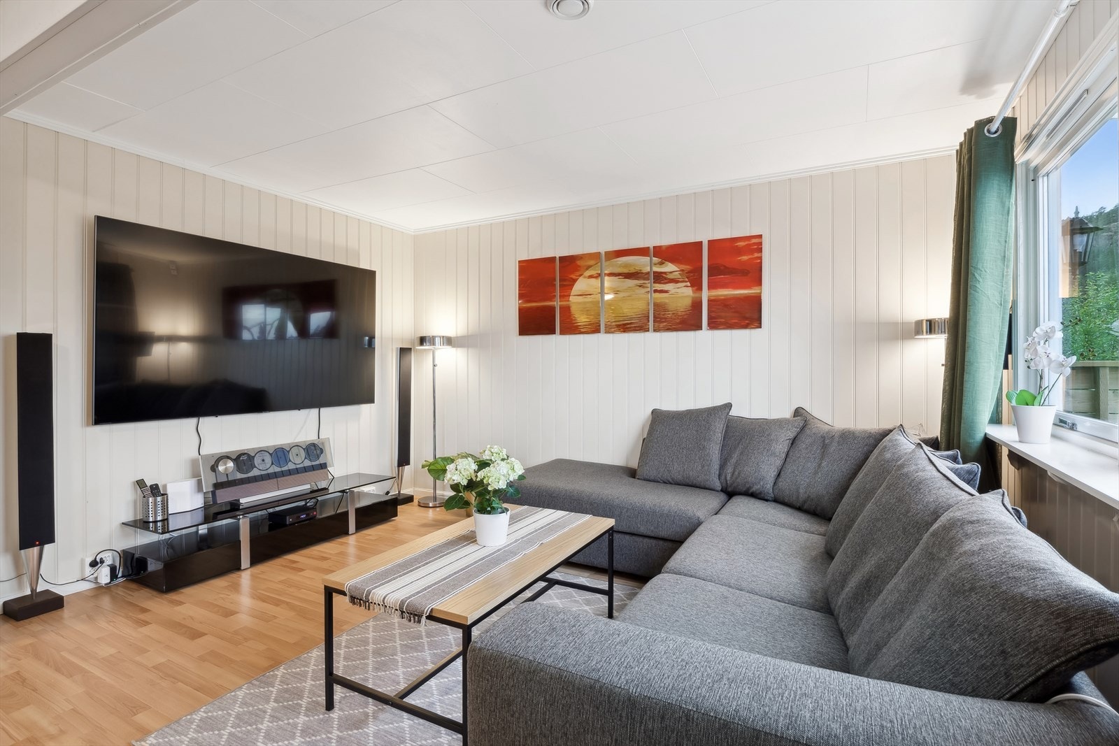 Sofagruppen har en lys og fin plassering i stuen. Galleribilde